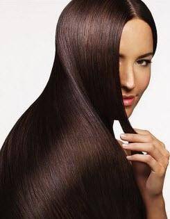 Coiffeur effectuant un lissage brésilien sans formol à Marseille avec des produits naturels